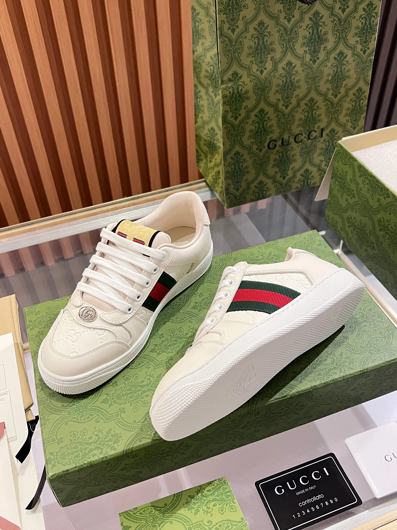 👟👟Ex-factory price 540👟👟 ⚡️Gucci Dirty Shoes Top factory quality, impeccable at the counter, the comfort is incredible. Retro distressed elements, washed retro logo on the tongue, metal double LOGO, 99% recognizable, full of Gucci elements; terry cloth lining, cowhide foot pads and 3mm latex are much more comfortable than real leather shoes. Environmentally friendly TPU wear-resistant outsole, soft and elastic. The inside of the tongue is made of imported elastic bands, which have great tension and won't strangle your feet. I don't develop the shoes without the original version. Only by getting the original version can the shoes be accurate and beat the market version instantly. Every stitch and every stitch is very tight and full. The debugging process is the most painstaking and requires no less than a hundred modifications before it is adjusted to the perfect state so that it can be worn comfortably by all foot types! Size 35-40 women’s model)